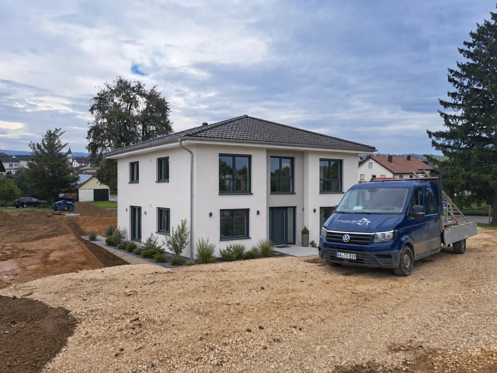 Firmenfahrzeug von Schneider-Bau auf der Baustelle &ndash; pers&ouml;nliche Abnahme und &Uuml;bergabe im Ostalbkreis