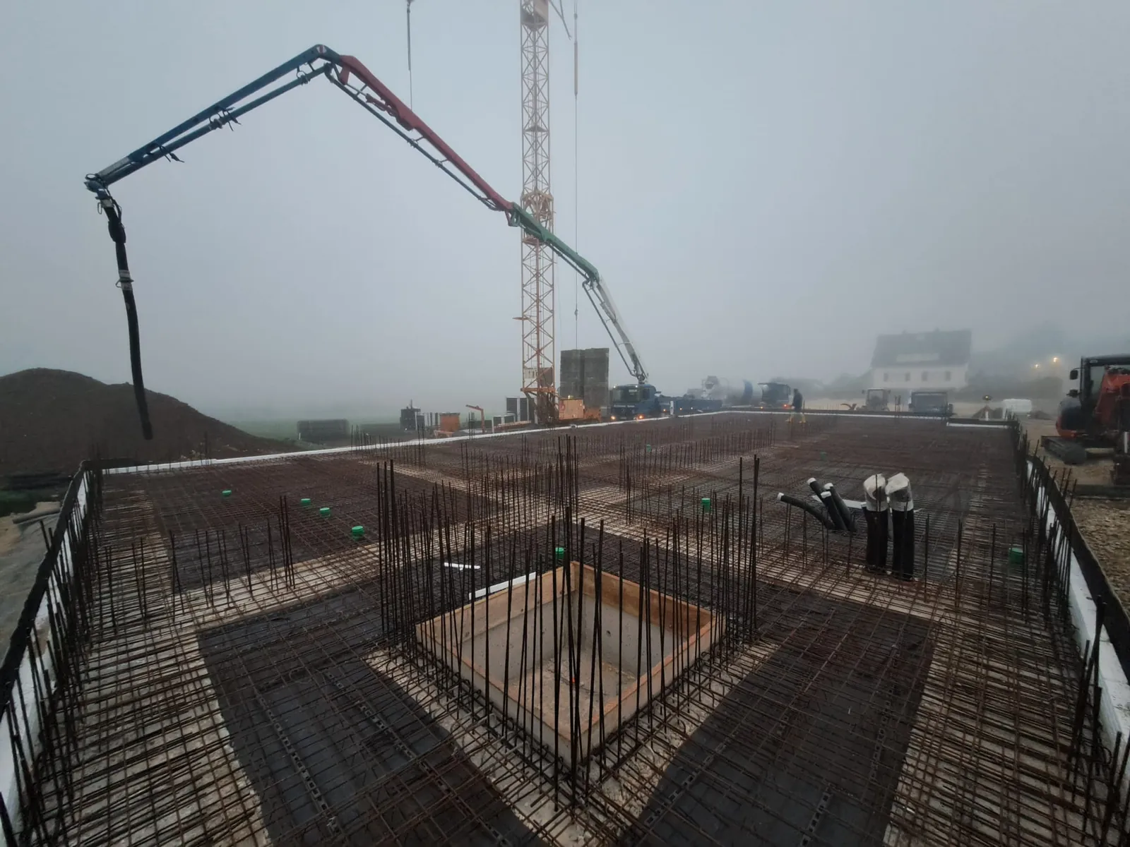 Betonarbeiten mit Betonpumpe auf einer Baustelle von Schneider-Bau