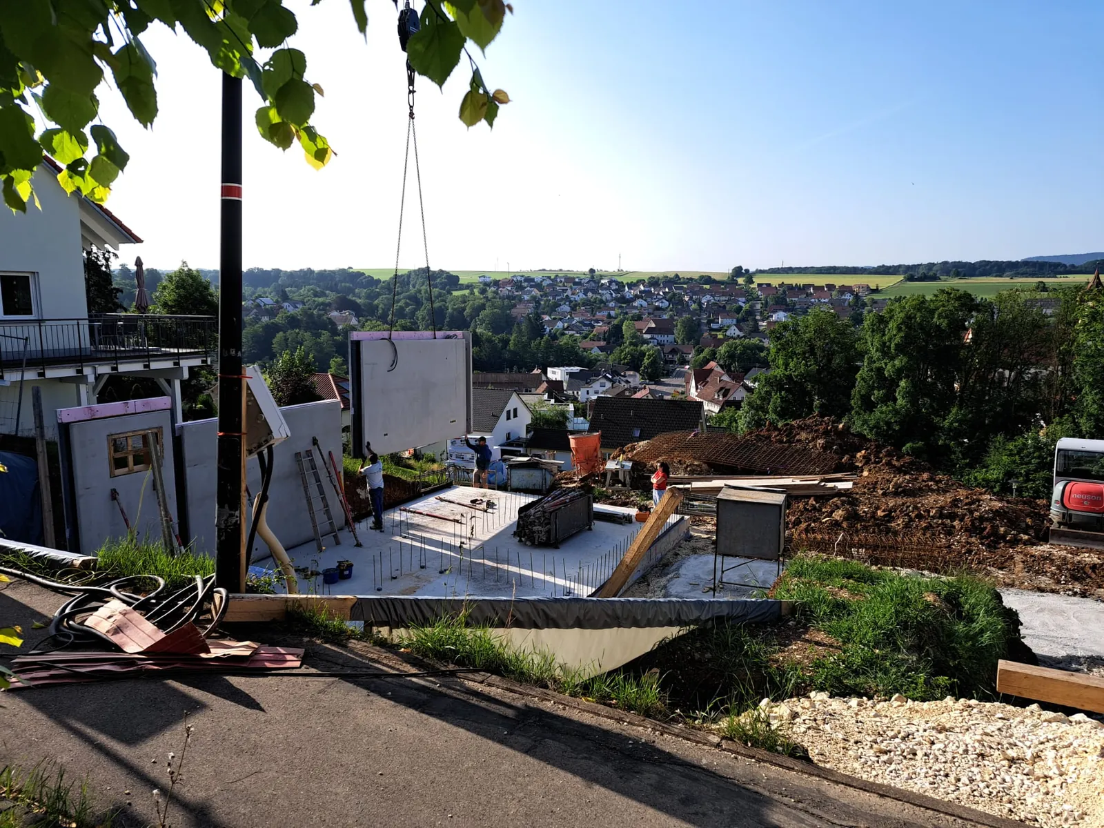 Baustelle von Schneider-Bau mit Kran und Material im Ostalbkreis