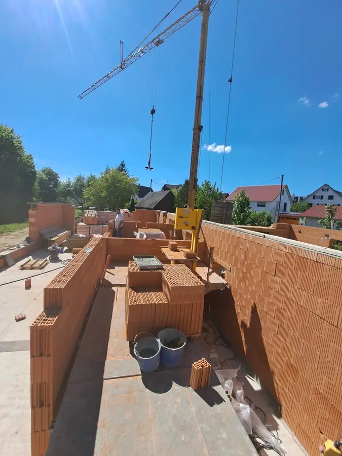 Mauerwerk und Kran auf einer Rohbau-Baustelle von Schneider-Bau im Ostalbkreis